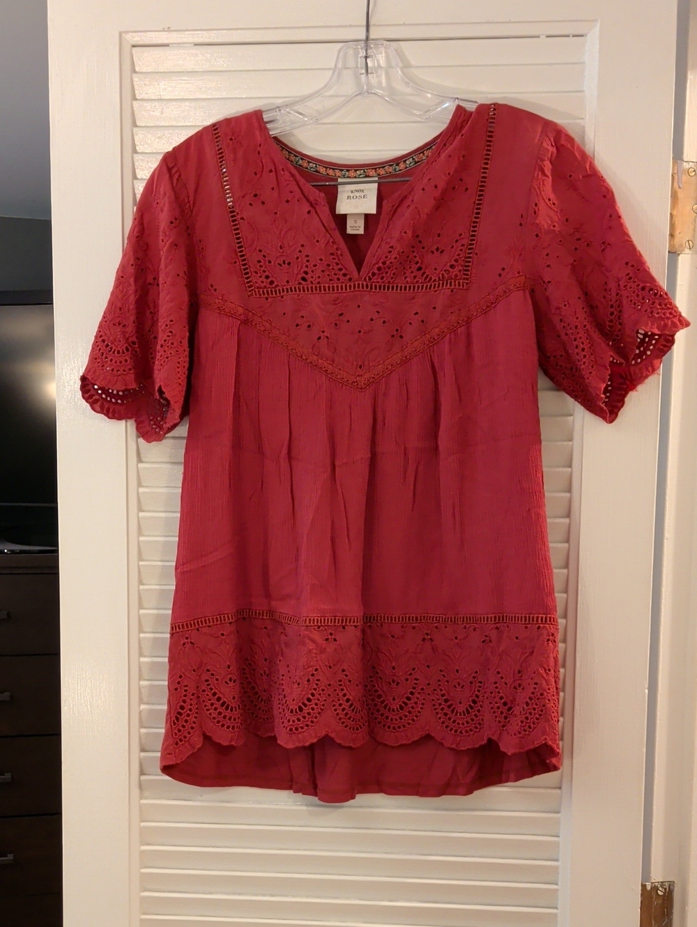 Knox Rose Rose-Pink Eyelet V-Neck Short Sleeve Blouse